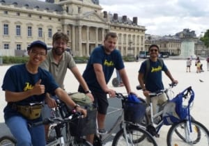 Jésuites en formation EJIF Paris 2019 bike