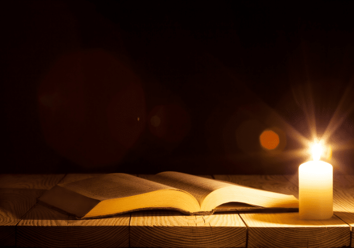 Bible ouverte avec bougie - méditation