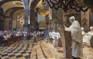 pere arturo sosa jesuite lors de la consecration de la compagnie de jesus