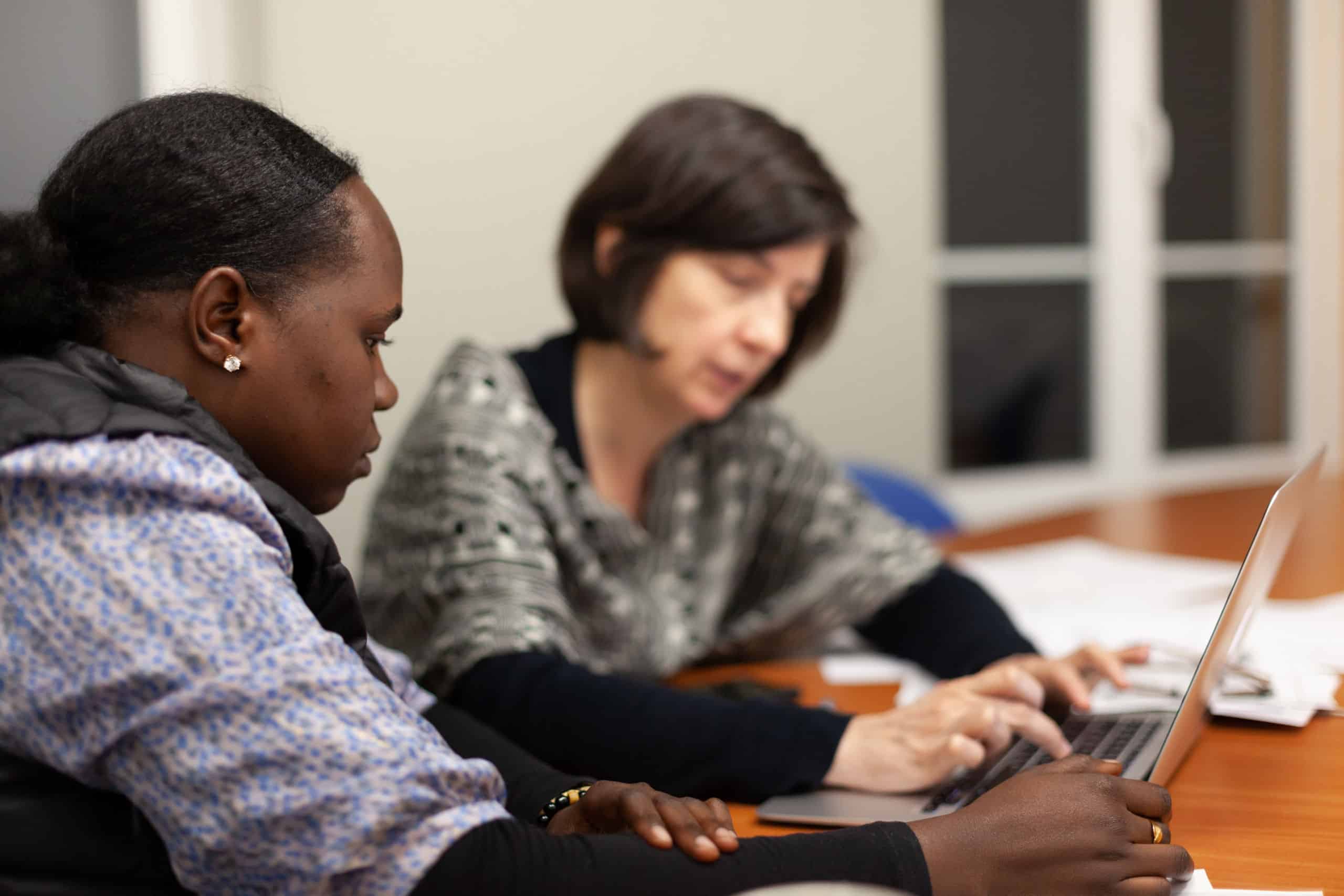 Mieux intégrer les professionnels de santé réfugiés et répondre à la pénurie de soignants : un plaidoyer de JRS