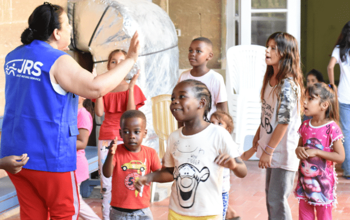 Un membre du JRS Liban interagit avec des enfants