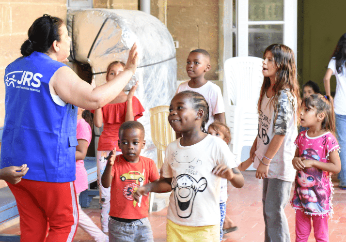 Un membre du JRS Liban interagit avec des enfants